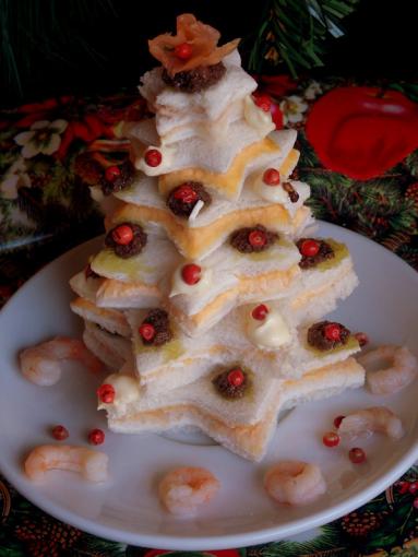 Zdjęcie - Świąteczna choinka z pancarr&eacute; z musem łososiowym - Przepisy kulinarne ze zdjęciami