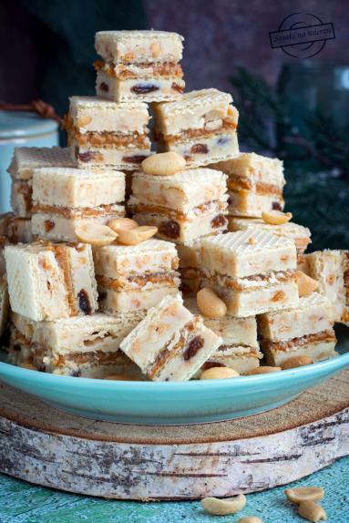 Zdjęcie - Wafle z orzeszkami i rodzynkami - Przepisy kulinarne ze zdjęciami