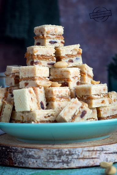 Zdjęcie - Wafle z orzeszkami i rodzynkami - Przepisy kulinarne ze zdjęciami