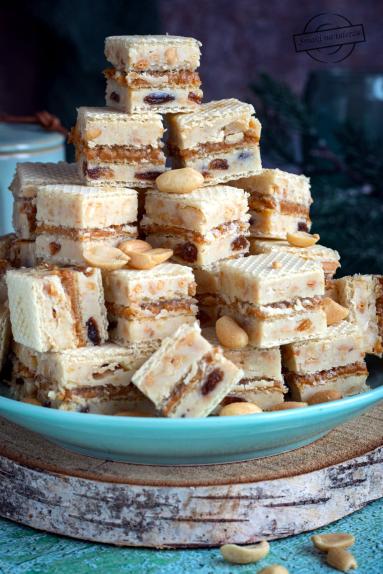 Zdjęcie - Wafle z orzeszkami i rodzynkami - Przepisy kulinarne ze zdjęciami