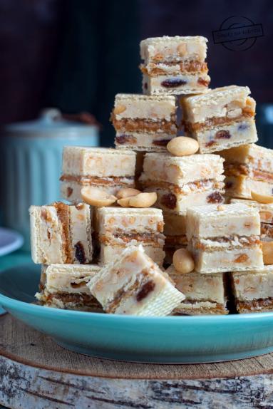 Zdjęcie - Wafle z orzeszkami i rodzynkami - Przepisy kulinarne ze zdjęciami