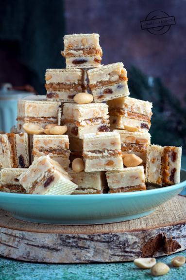 Zdjęcie - Wafle z orzeszkami i rodzynkami - Przepisy kulinarne ze zdjęciami