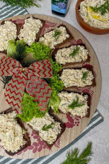 Zdjęcie - Kanapki z pastą z wędzonej makreli - Przepisy kulinarne ze zdjęciami