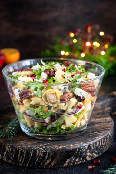 Zdjęcie - Sałatka z tortellini, jabłkiem i serem pleśniowym - Przepisy kulinarne ze zdjęciami