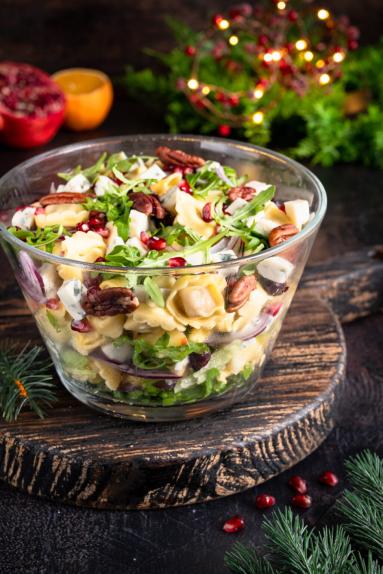 Zdjęcie - Sałatka z tortellini, jabłkiem i serem pleśniowym - Przepisy kulinarne ze zdjęciami