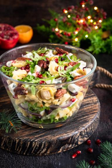 Zdjęcie - Sałatka z tortellini, jabłkiem i serem pleśniowym - Przepisy kulinarne ze zdjęciami
