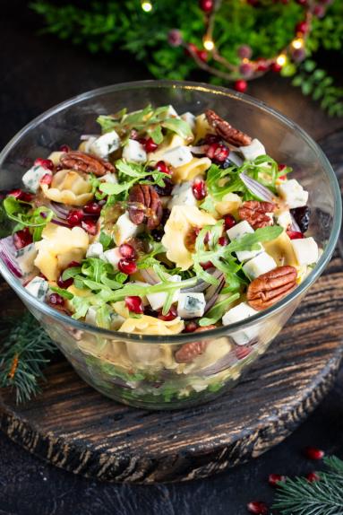 Zdjęcie - Sałatka z tortellini, jabłkiem i serem pleśniowym - Przepisy kulinarne ze zdjęciami