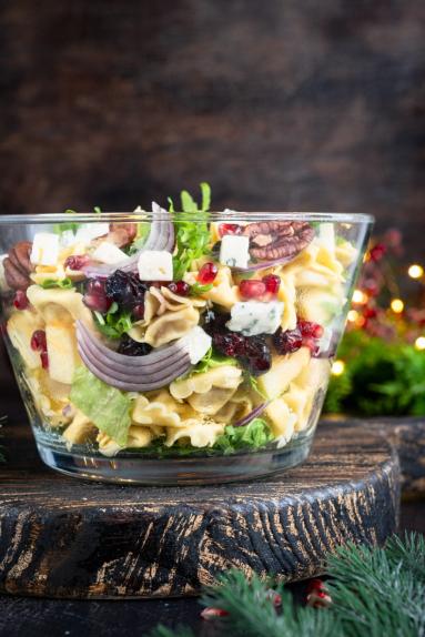 Zdjęcie - Sałatka z tortellini, jabłkiem i serem pleśniowym - Przepisy kulinarne ze zdjęciami