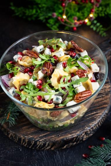 Zdjęcie - Sałatka z tortellini, jabłkiem i serem pleśniowym - Przepisy kulinarne ze zdjęciami