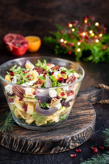 Zdjęcie - Sałatka z tortellini, jabłkiem i serem pleśniowym - Przepisy kulinarne ze zdjęciami