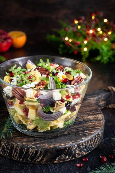 Zdjęcie - Sałatka z tortellini, jabłkiem i serem pleśniowym - Przepisy kulinarne ze zdjęciami