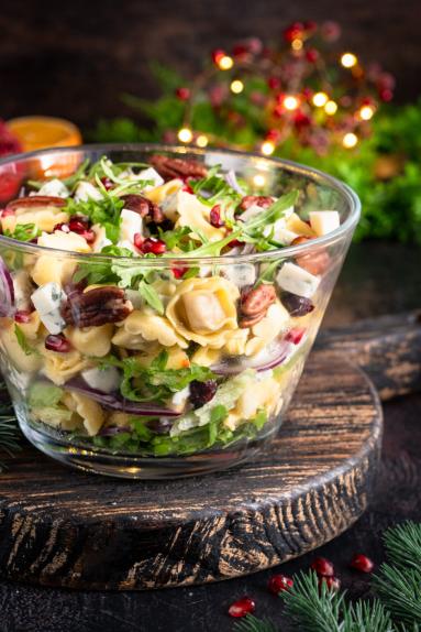 Zdjęcie - Sałatka z tortellini, jabłkiem i serem pleśniowym - Przepisy kulinarne ze zdjęciami