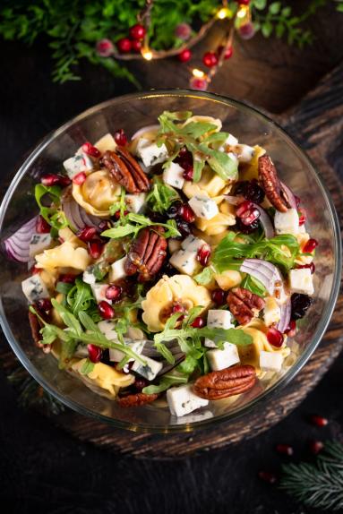 Zdjęcie - Sałatka z tortellini, jabłkiem i serem pleśniowym - Przepisy kulinarne ze zdjęciami