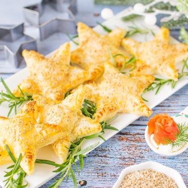 Zdjęcie - Gwiazdki z łososiem i kremowym serkiem - Przepisy kulinarne ze zdjęciami