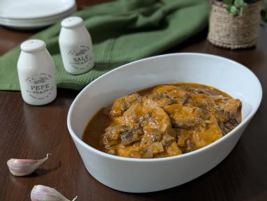 Zdjęcie - Schab w sosie z pieczarkami i keczupem - Przepisy kulinarne ze zdjęciami