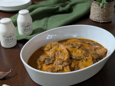 Zdjęcie - Schab w sosie z pieczarkami i keczupem - Przepisy kulinarne ze zdjęciami