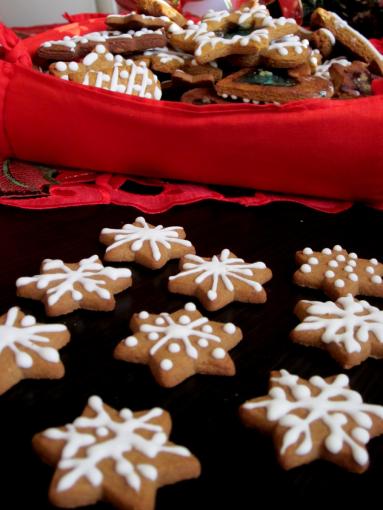 Zdjęcie - Ciasteczka migdałowe z lukrem kr&oacute;lewskim - Przepisy kulinarne ze zdjęciami