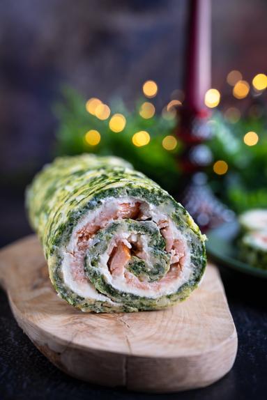 Zdjęcie - Rolada serowo-szpinakowa z łososiem - Przepisy kulinarne ze zdjęciami