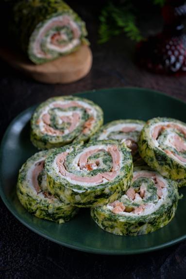 Zdjęcie - Rolada serowo-szpinakowa z łososiem - Przepisy kulinarne ze zdjęciami