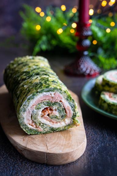 Zdjęcie - Rolada serowo-szpinakowa z łososiem - Przepisy kulinarne ze zdjęciami