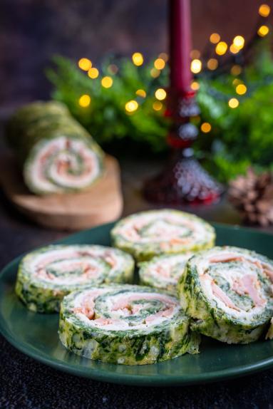 Zdjęcie - Rolada serowo-szpinakowa z łososiem - Przepisy kulinarne ze zdjęciami