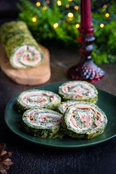 Zdjęcie - Rolada serowo-szpinakowa z łososiem - Przepisy kulinarne ze zdjęciami