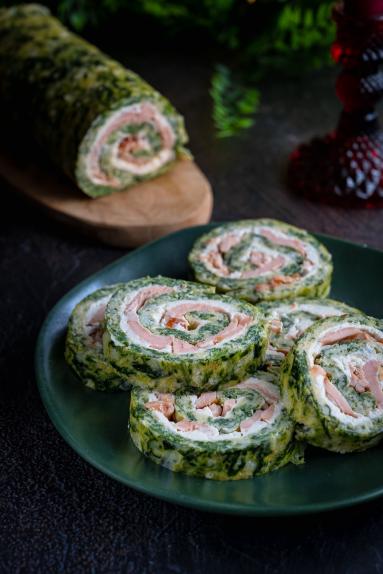 Zdjęcie - Rolada serowo-szpinakowa z łososiem - Przepisy kulinarne ze zdjęciami