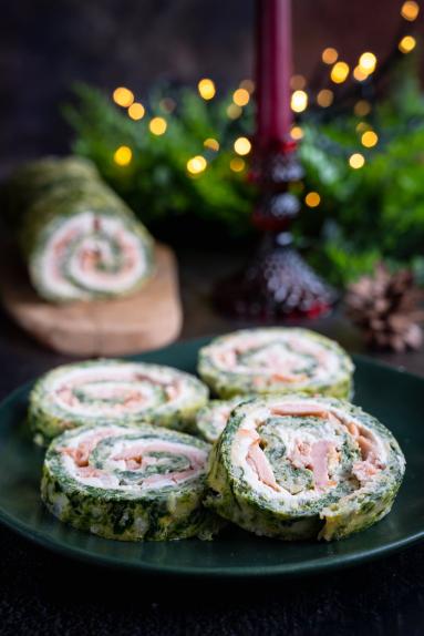 Zdjęcie - Rolada serowo-szpinakowa z łososiem - Przepisy kulinarne ze zdjęciami