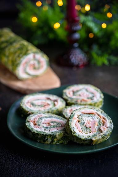 Zdjęcie - Rolada serowo-szpinakowa z łososiem - Przepisy kulinarne ze zdjęciami