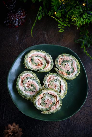 Zdjęcie - Rolada serowo-szpinakowa z łososiem - Przepisy kulinarne ze zdjęciami
