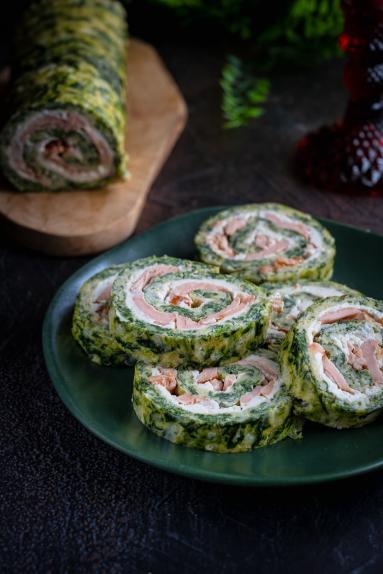 Zdjęcie - Rolada serowo-szpinakowa z łososiem - Przepisy kulinarne ze zdjęciami