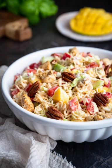 Zdjęcie - Sałatka z zupki chińskiej z mango i kurczakiem - Przepisy kulinarne ze zdjęciami