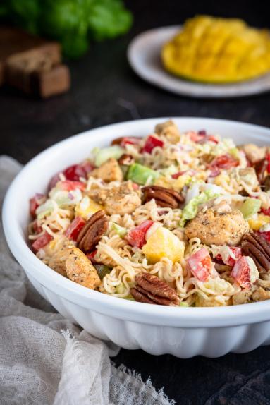 Zdjęcie - Sałatka z zupki chińskiej z mango i kurczakiem - Przepisy kulinarne ze zdjęciami