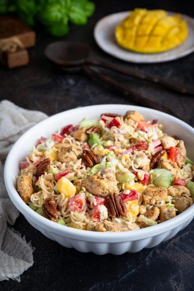 Zdjęcie - Sałatka z zupki chińskiej z mango i kurczakiem - Przepisy kulinarne ze zdjęciami