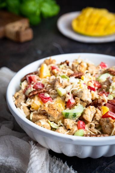 Zdjęcie - Sałatka z zupki chińskiej z mango i kurczakiem - Przepisy kulinarne ze zdjęciami