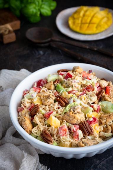 Zdjęcie - Sałatka z zupki chińskiej z mango i kurczakiem - Przepisy kulinarne ze zdjęciami