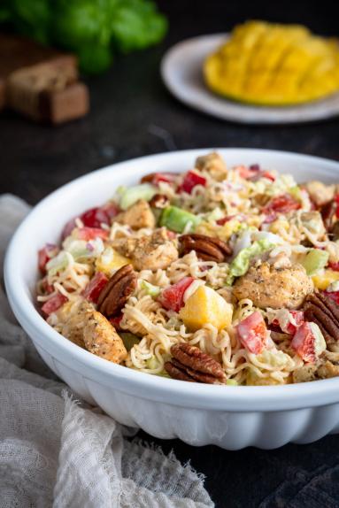 Zdjęcie - Sałatka z zupki chińskiej z mango i kurczakiem - Przepisy kulinarne ze zdjęciami