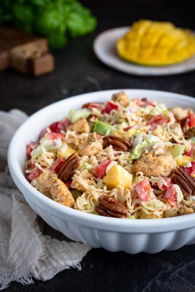 Zdjęcie - Sałatka z zupki chińskiej z mango i kurczakiem - Przepisy kulinarne ze zdjęciami