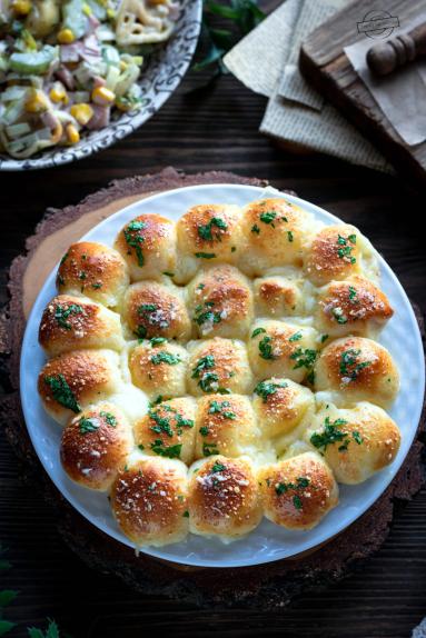 Zdjęcie - Kuleczki pizzowe z serem - Przepisy kulinarne ze zdjęciami