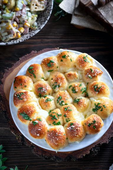 Zdjęcie - Kuleczki pizzowe z serem - Przepisy kulinarne ze zdjęciami