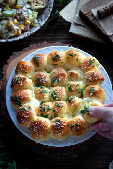 Zdjęcie - Kuleczki pizzowe z serem - Przepisy kulinarne ze zdjęciami