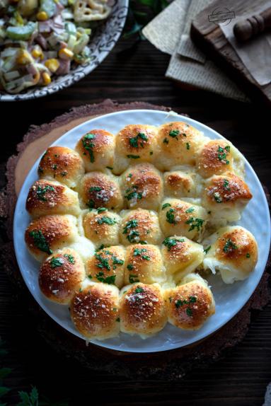 Zdjęcie - Kuleczki pizzowe z serem - Przepisy kulinarne ze zdjęciami