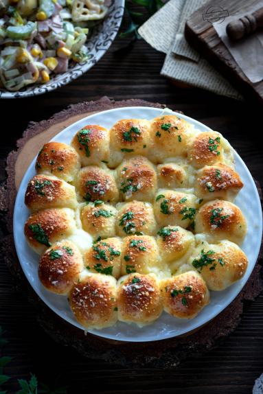 Zdjęcie - Kuleczki pizzowe z serem - Przepisy kulinarne ze zdjęciami