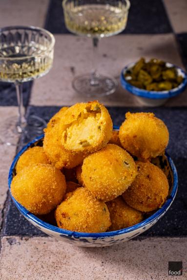 Zdjęcie - Kuleczki ziemniaczane z serem cheddar i jalape&ntilde;o - Przepisy kulinarne ze zdjęciami