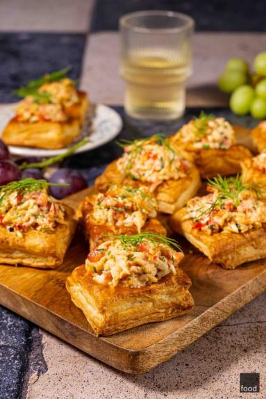 Zdjęcie - Vol-au-vent z sałatką krabową - Przepisy kulinarne ze zdjęciami