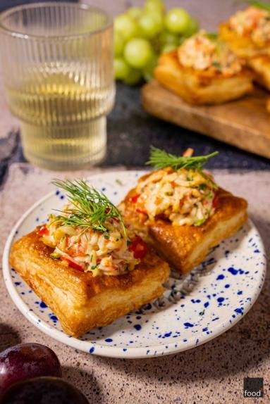Zdjęcie - Vol-au-vent z sałatką krabową - Przepisy kulinarne ze zdjęciami
