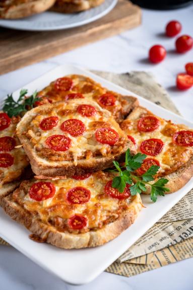 Zdjęcie - Chleb zapiekany z mięsem mielonym - Przepisy kulinarne ze zdjęciami