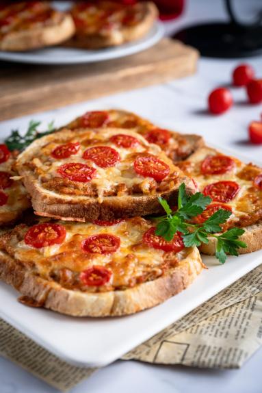 Zdjęcie - Chleb zapiekany z mięsem mielonym - Przepisy kulinarne ze zdjęciami