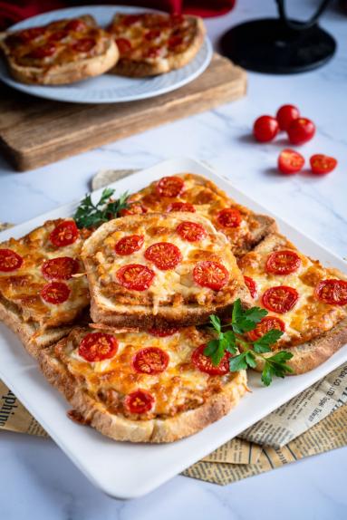 Zdjęcie - Chleb zapiekany z mięsem mielonym - Przepisy kulinarne ze zdjęciami