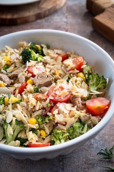 Zdjęcie - Sałatka makaronowa z tuńczykiem i brokułem - Przepisy kulinarne ze zdjęciami